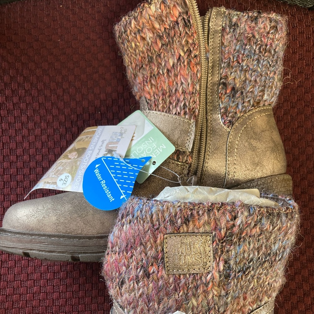 NWT Metallic Muk Luk boots!